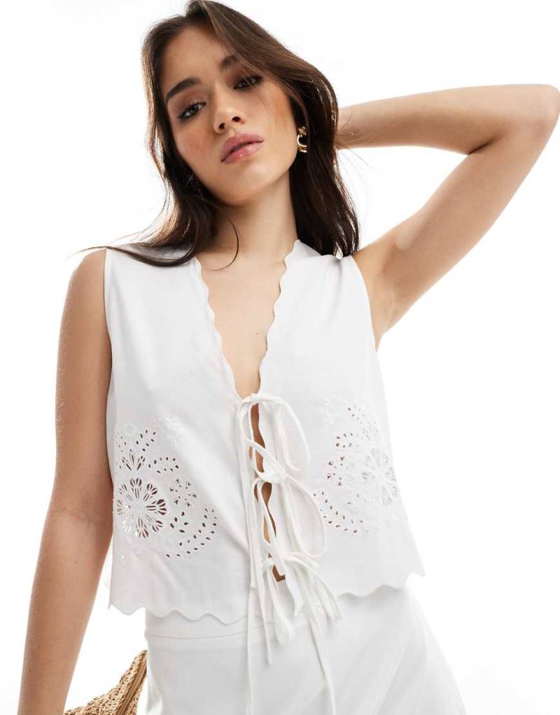 4th & Reckless - Bestickte Cropped Weste aus weißem Leinenmix mit Bogenkante und gebundener Vorderseite, Kombiteil von 4th & Reckless