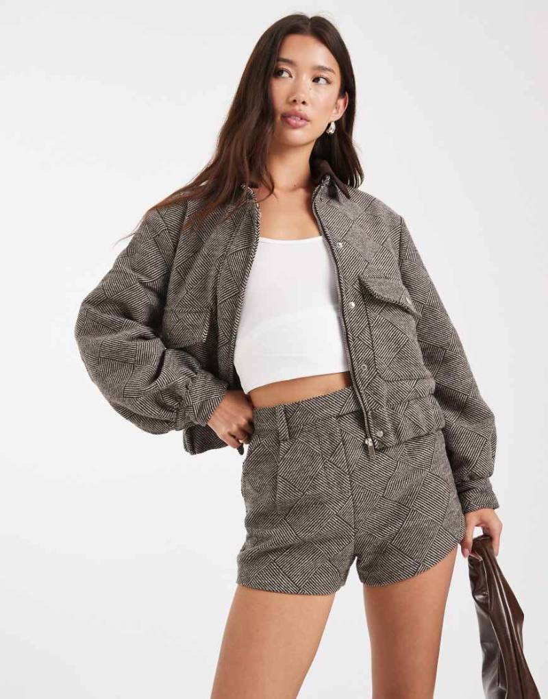 4th & Reckless - Bomberjacke in Braun mit Wollhaptik, Taschendetail, Kontrastkragen, kariertem Fischgrätmuster und Ballonärmeln, Kombiteil-Brown von 4th & Reckless