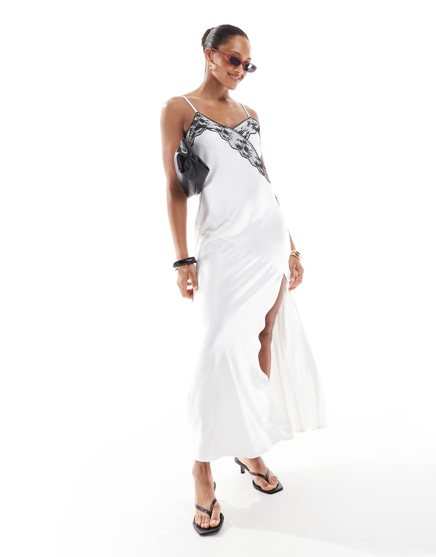 4th & Reckless - Camisole-Maxikleid aus Satin in Weiß mit kontrastierendem Spitzendetail und hohem Schlitz von 4th & Reckless