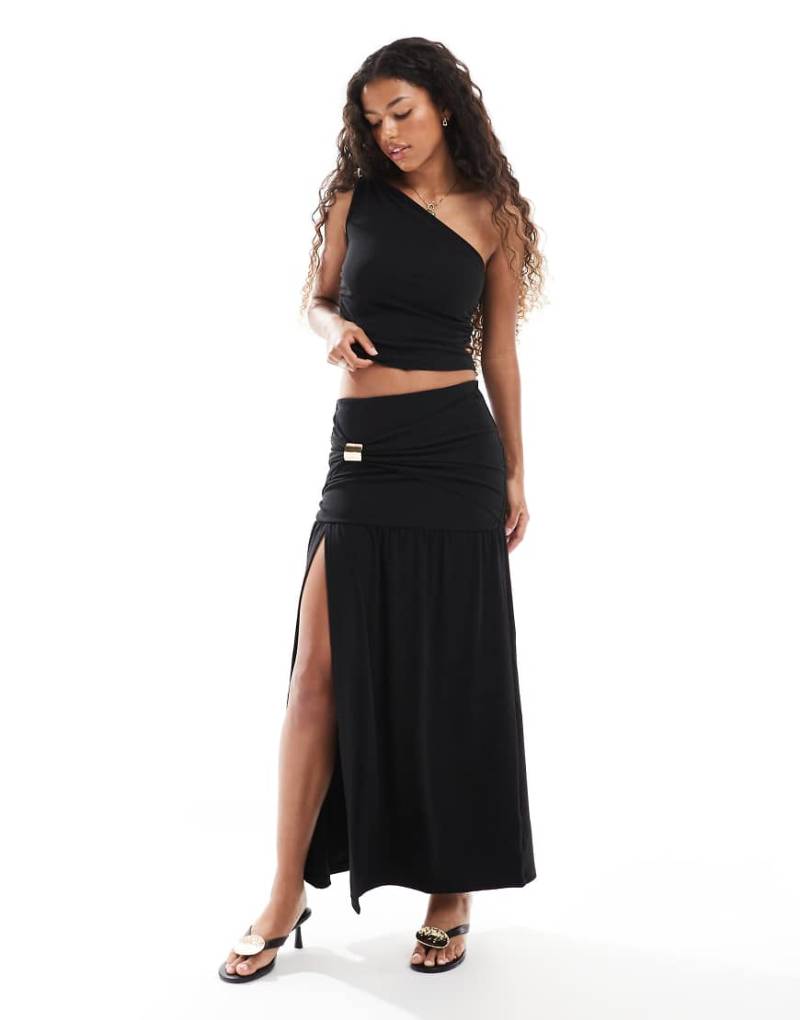 4th & Reckless - Doppellagiger, anschmiegsamer Maxirock in Schwarz mit hohem Schlitz und goldfarbenem Metalldetail, Kombiteil von 4th & Reckless