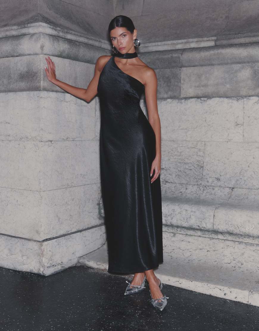 4th & Reckless - Drapiertes Satin-Maxikleid in Schwarz mit One-Shoulder-Träger und Schaldetail von 4th & Reckless