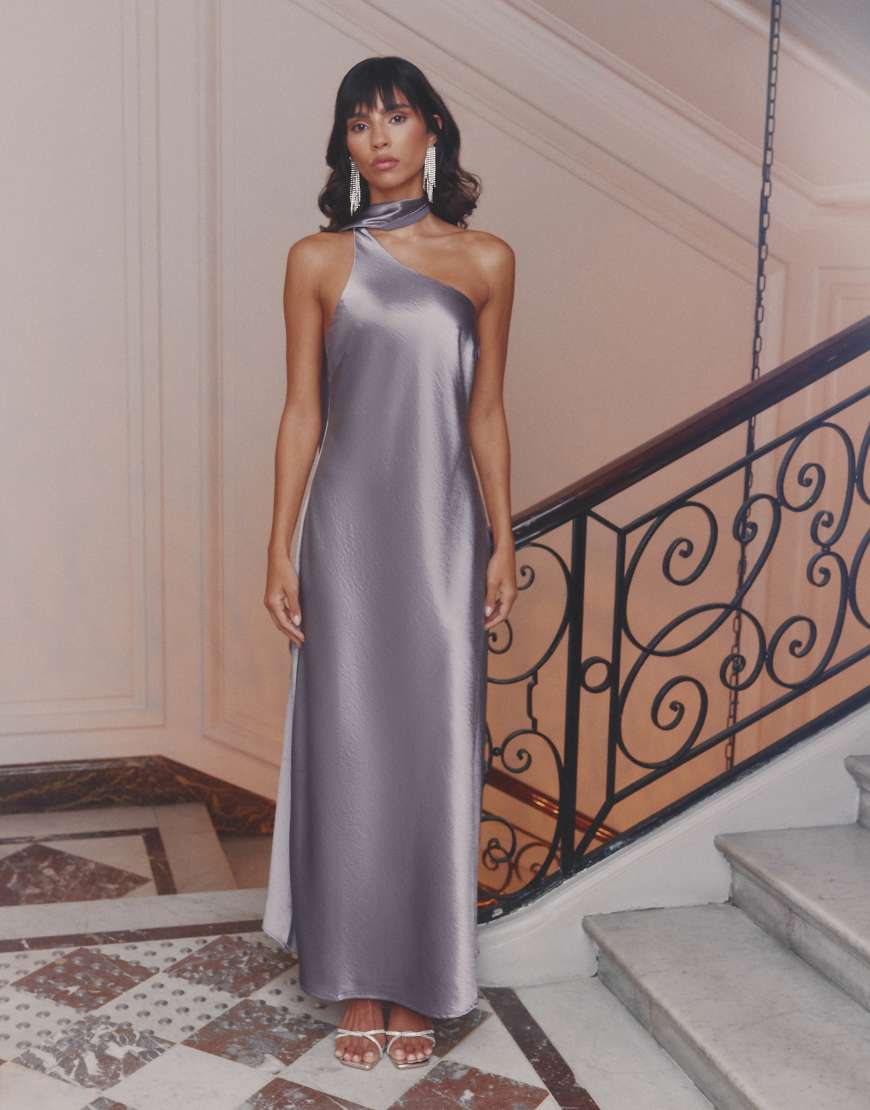 4th & Reckless - Drapiertes Satin-Maxikleid in Silber mit One-Shoulder-Träger und Schaldetail von 4th & Reckless
