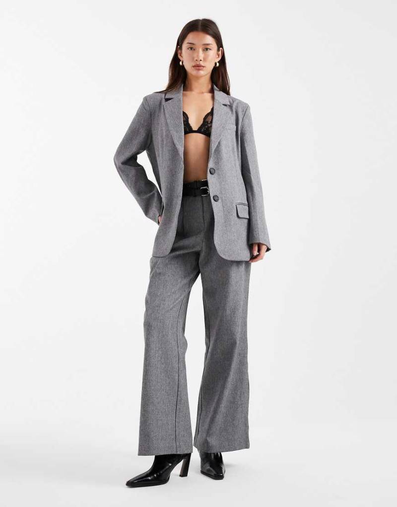 4th & Reckless - Elegante Hose in Grau mit weitem Bein, Bundfalten und doppeltem Gürtel-Detail, Kombiteil von 4th & Reckless