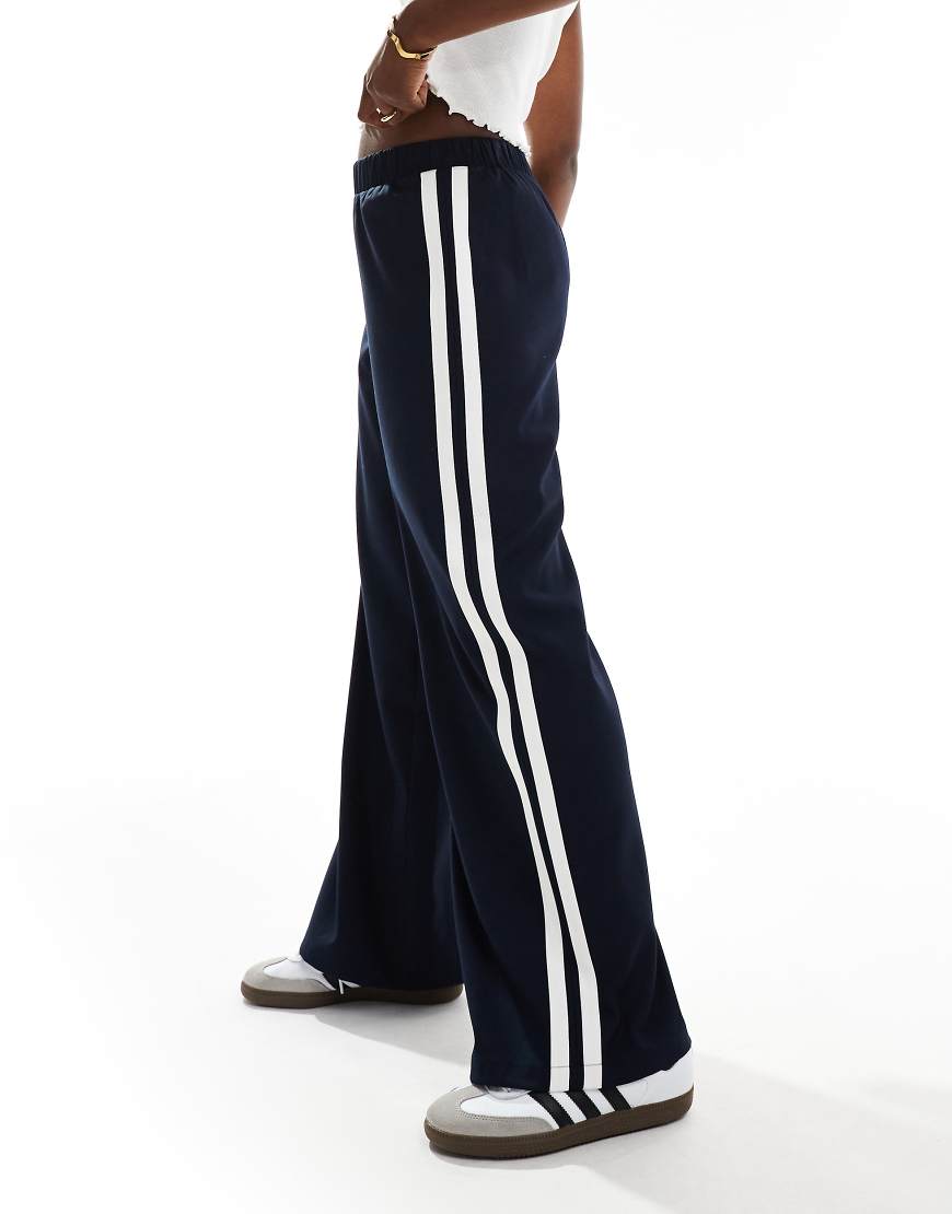 4th & Reckless - Elegante Hose in Marineblau mit weitem Bein und seitlichem Streifen von 4th & Reckless