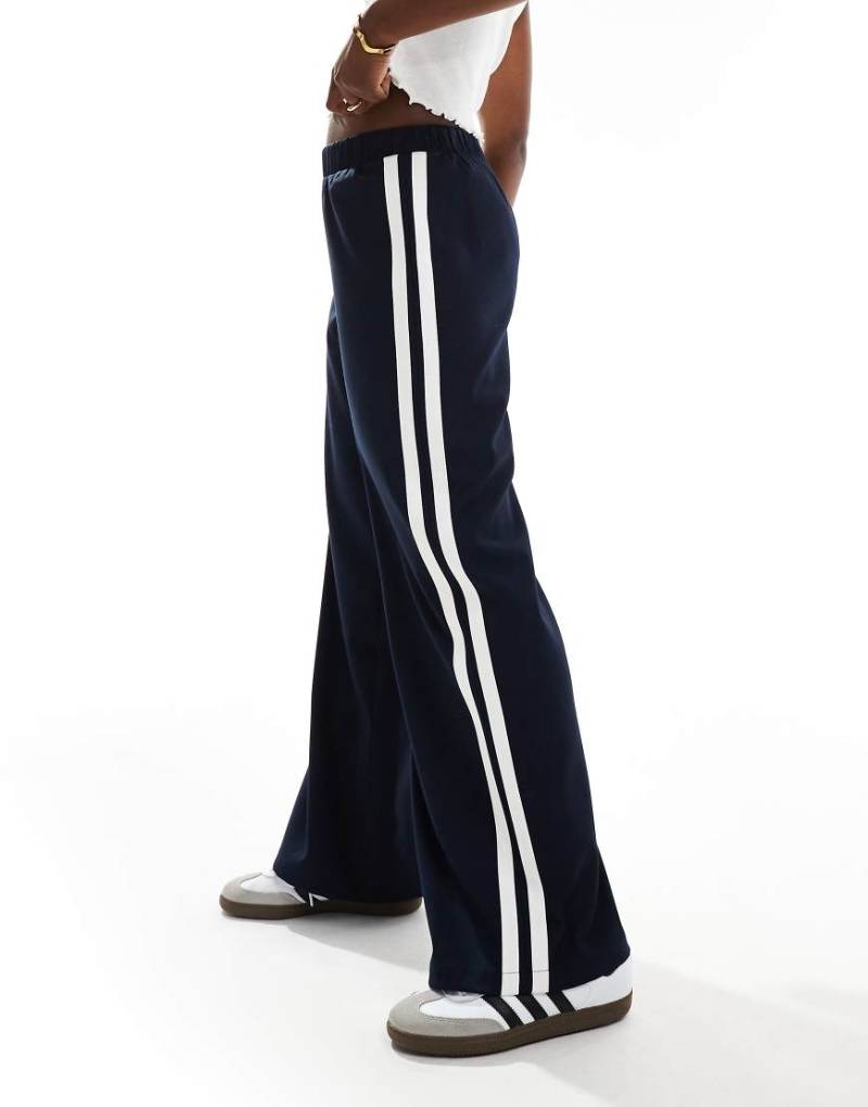 4th & Reckless - Elegante Hose in Marineblau mit weitem Bein und seitlichem Streifen von 4th & Reckless