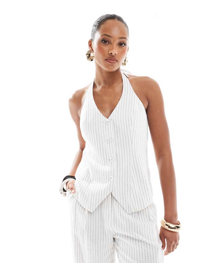 4th & Reckless - Elegante Neckholder-Weste in Weiß mit Nadelstreifen und durchgehender Knopfleiste, Kombiteil von 4th & Reckless