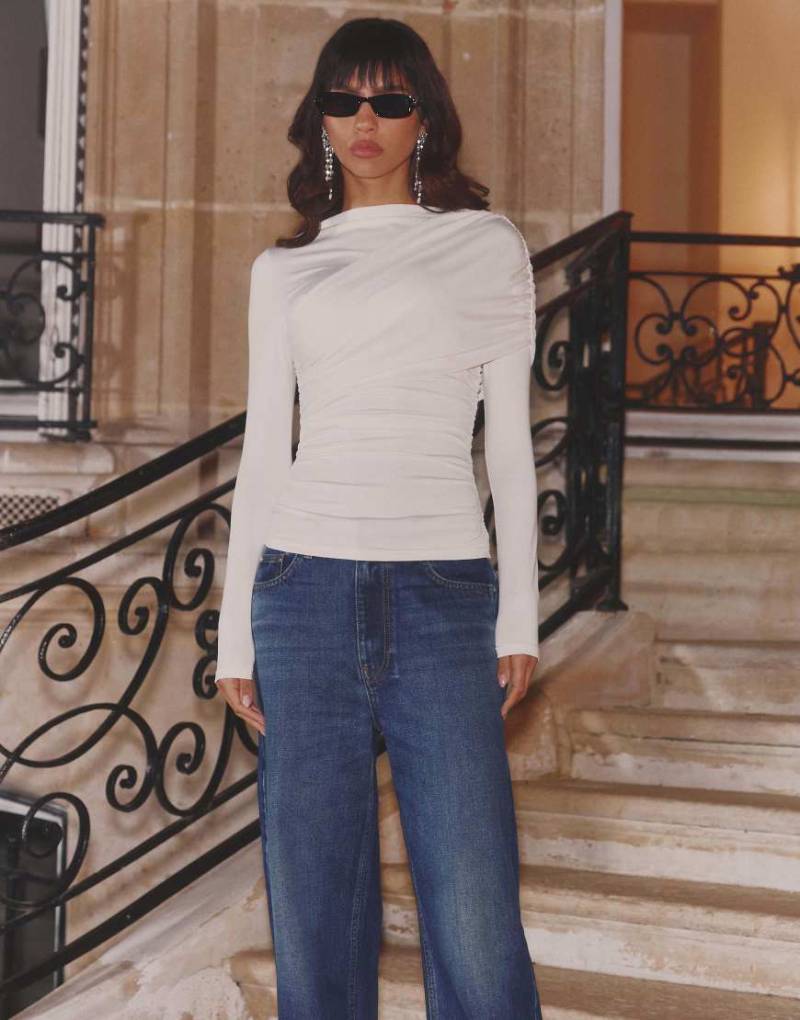 4th & Reckless - Figurbetontes, langärmliges Oberteil in Weiß mit Raffung und gewickeltem Schulterdetail von 4th & Reckless