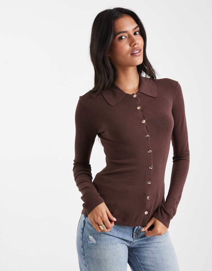 4th & Reckless - Figurbetontes Rippstrick-Oberteil in Schokoladenbraun mit goldfarbenen Knöpfen und Kragen-Brown von 4th & Reckless