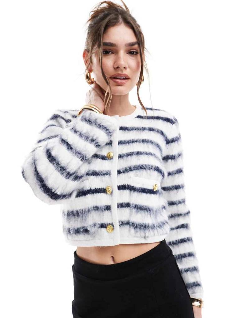 4th & Reckless - Flauschige Strickjacke in Schwarz und Weiß gestreift mit U-Boot-Ausschnitt und Knopfdetail-Bunt von 4th & Reckless
