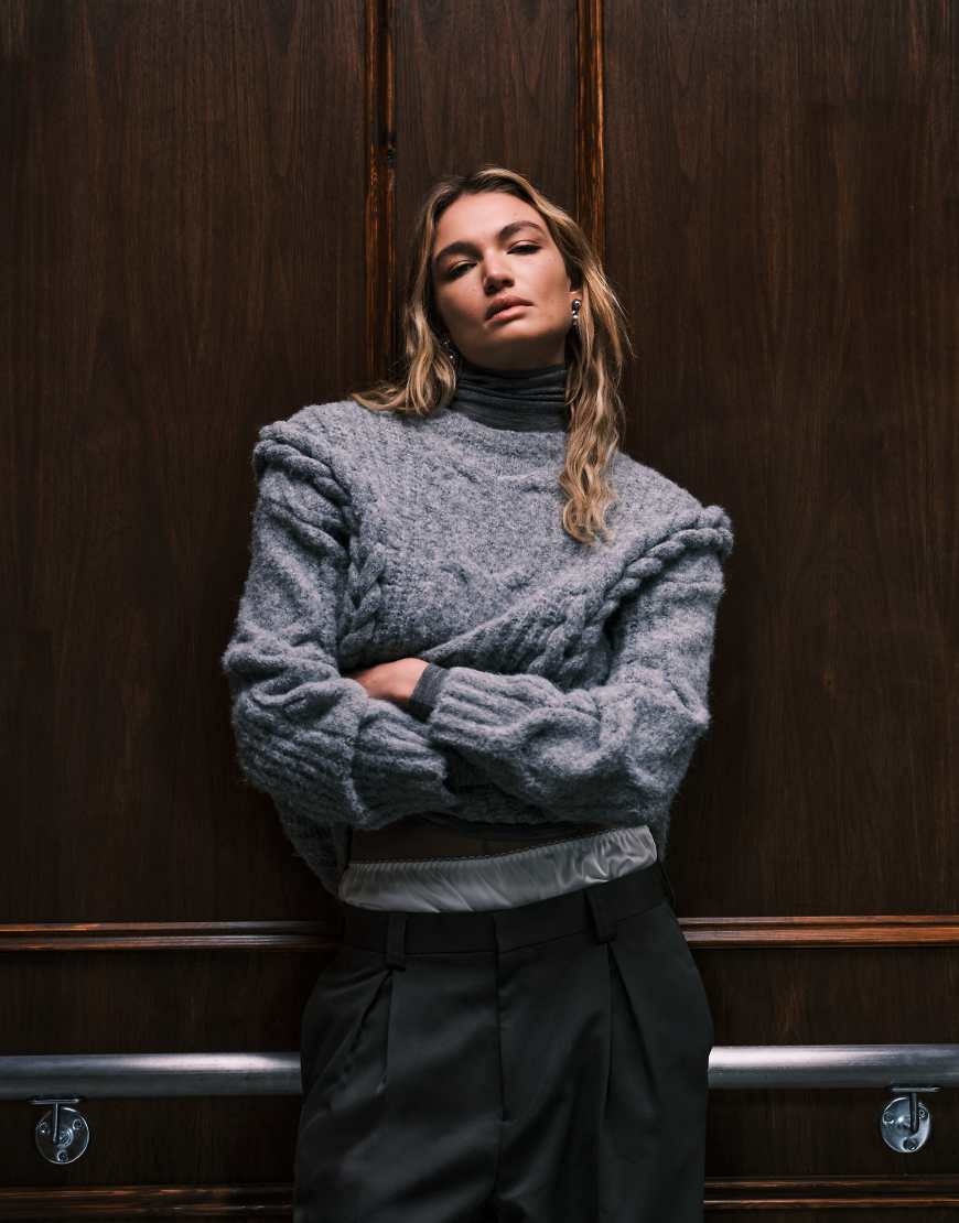 4th & Reckless - Flauschiger Oversize-Strickpullover mit Wolloptik in Grau mit Zopfmuster und tief angesetzten Schultern 4th & Reckless - Flauschiger Oversize-Strickpullover mit Wolloptik in Grau mit Zopfmuster und tief angesetzten Schultern von 4th & Reckless