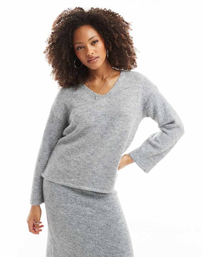 4th & Reckless - Flauschiger Strickpullover aus Wollmischung in Grau mit V-Ausschnitt, Kombiteil von 4th & Reckless