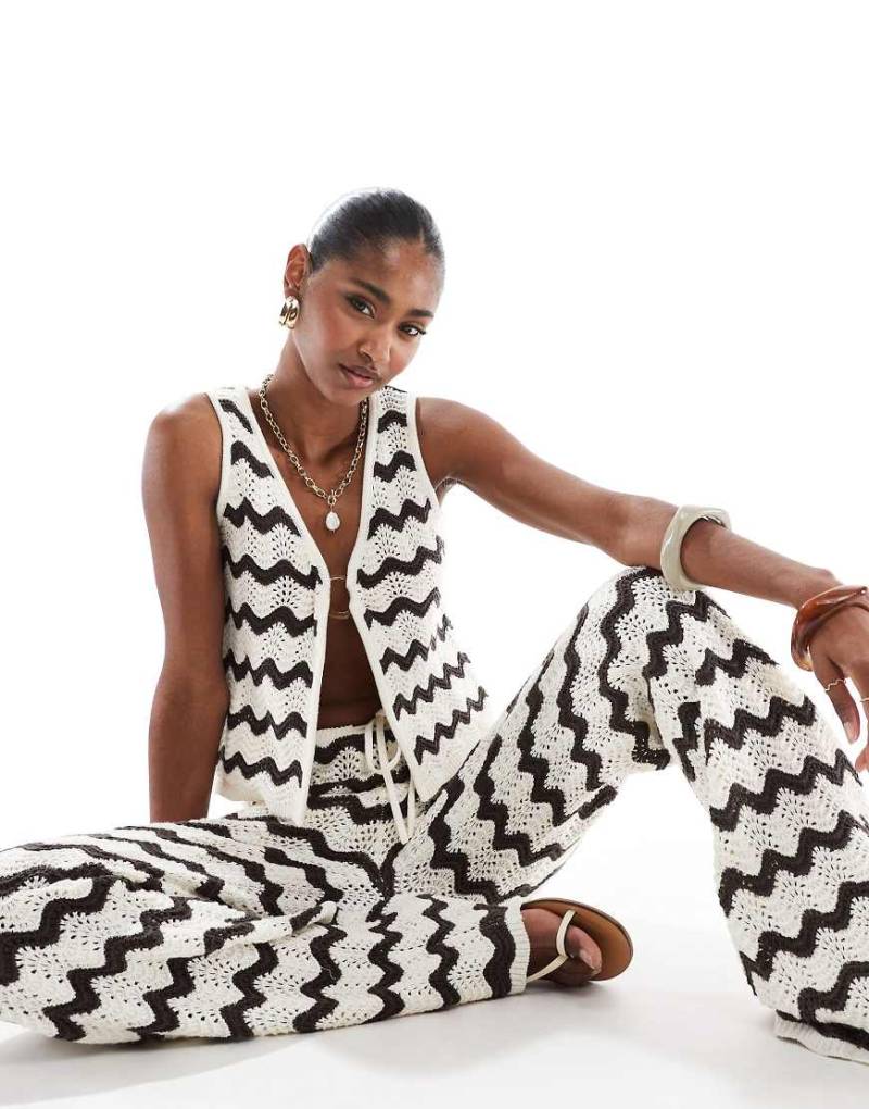 4th & Reckless - Gehäkeltes Strand-Oberteil mit Ringdetail, offener Vorderseite und Wellenmuster in Schokobraun und Cremeweiß, Kombiteil-Bunt von 4th & Reckless