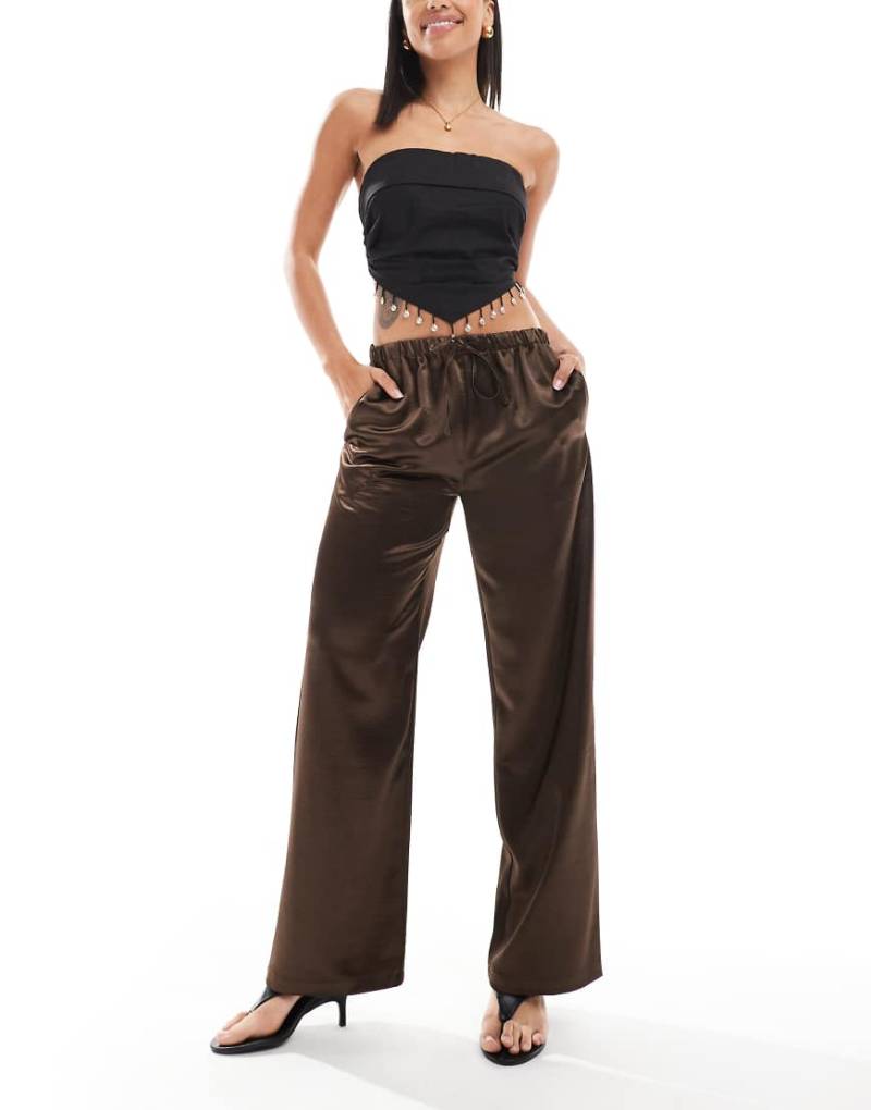 4th & Reckless - Gerade geschnittene Hose aus Satin in Braun mit Bindegürtel von 4th & Reckless