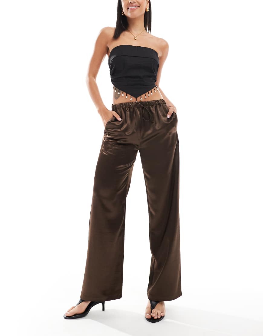 4th & Reckless - Gerade geschnittene Hose aus Satin in Braun mit Bindegürtel von 4th & Reckless