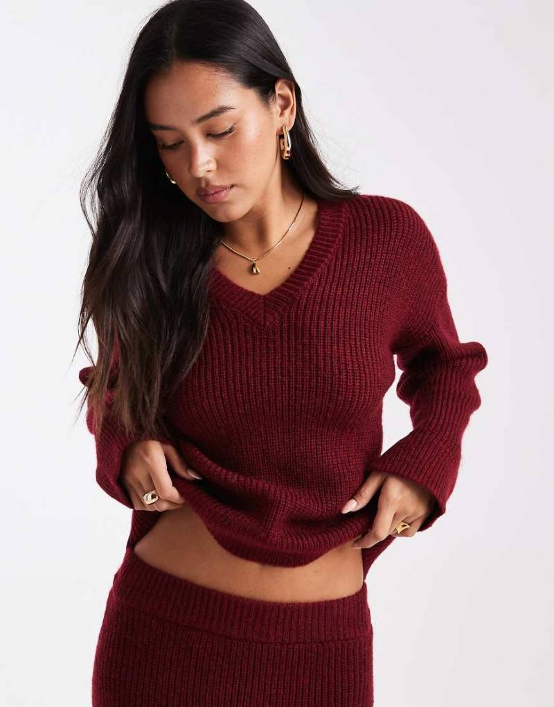 4th & Reckless - Gerippter Strickpullover in Burgunderrot mit V-Ausschnitt, Kombiteil von 4th & Reckless