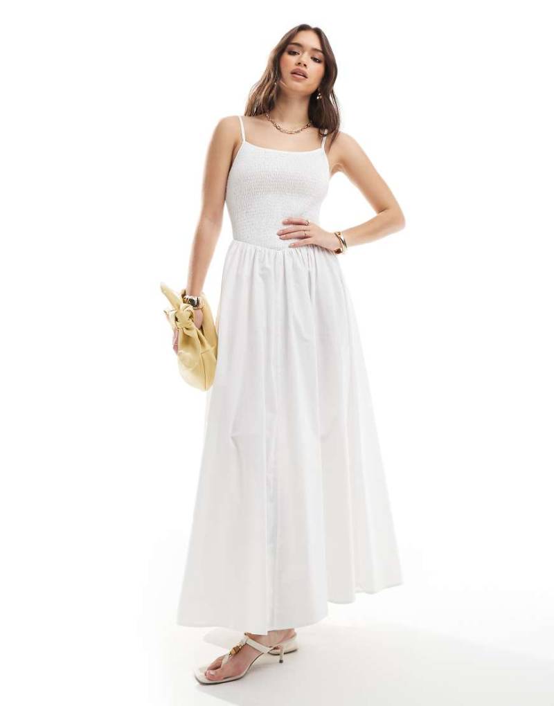 4th & Reckless - Gesmoktes Maxi-Trägerkleid in Weiß mit V-Taille und gerafftem Rockteil von 4th & Reckless