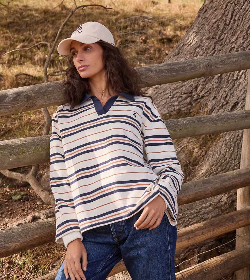 4th & Reckless - Gestreiftes Rugby-Oberteil in Cremeweiß und Marineblau mit Oversize-Schnitt, Logo-Stickerei und Kontrastkragen von 4th & Reckless