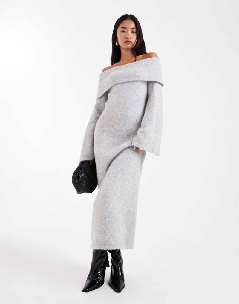 4th & Reckless - Gestricktes Maxi-Pulloverkleid in grauer Wolloptik mit umgeschlagenem Carmen-Ausschnitt und Trompetenärmeln von 4th & Reckless
