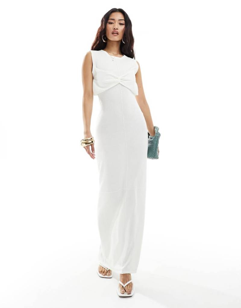 4th & Reckless - Maxikleid aus Feinstrick in Weiß mit verdrehtem Brustdetail und Naht vorne von 4th & Reckless