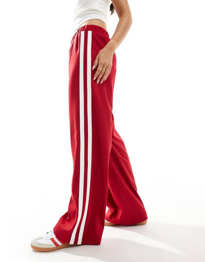 4th & Reckless - Hose in Rot mit weitem Bein und seitlichem Streifen von 4th & Reckless
