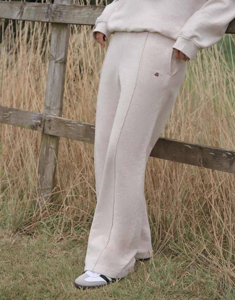 4th & Reckless - Jogginghose in Haferbeige mit weitem Bein-Marineblau von 4th & Reckless
