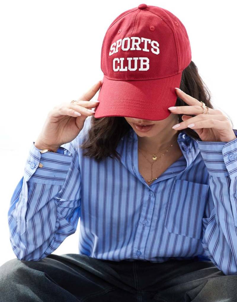 4th & Reckless - Kappe in Rot mit „Sports Club"-Logostickerei von 4th & Reckless