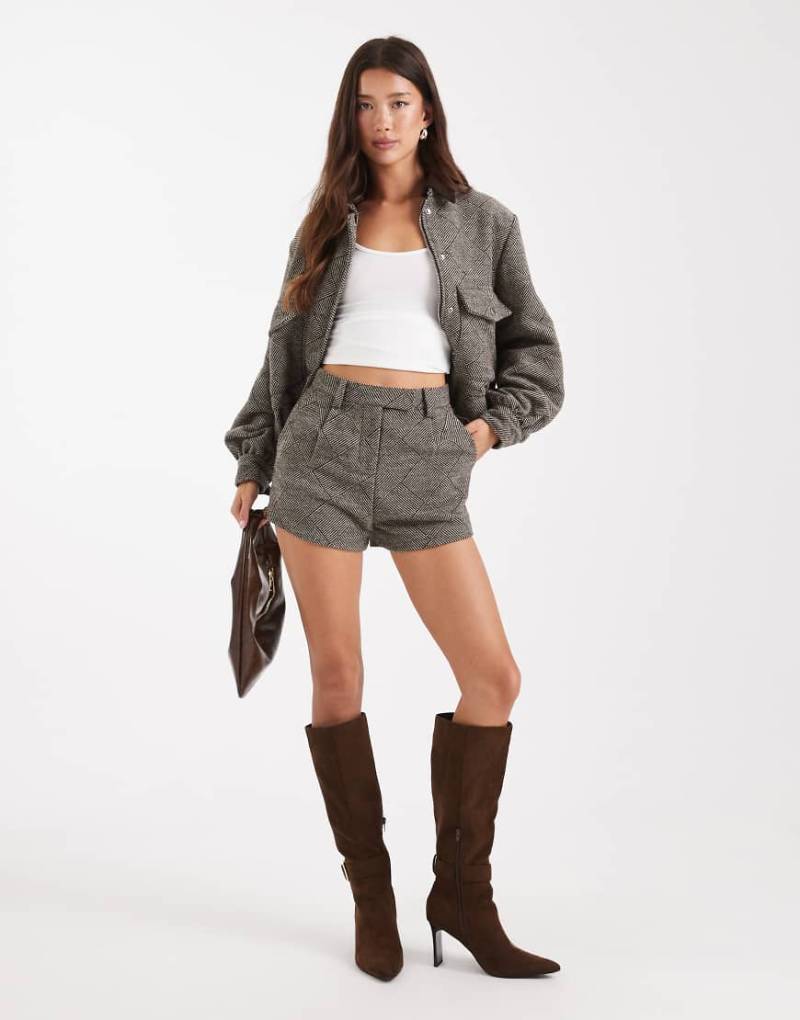 4th & Reckless - Knappe, elegante Shorts mit Wollhaptik, Bundfalten und kariertem braunem Fischgrätmuster, Kombiteil-Brown von 4th & Reckless