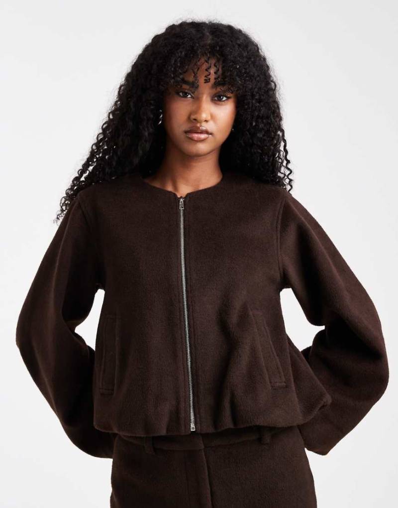 4th & Reckless - Kragenlose Bomberjacke in Schokobraun mit Ballonärmeln und Woll-Haptik, Kombiteil-Brown von 4th & Reckless