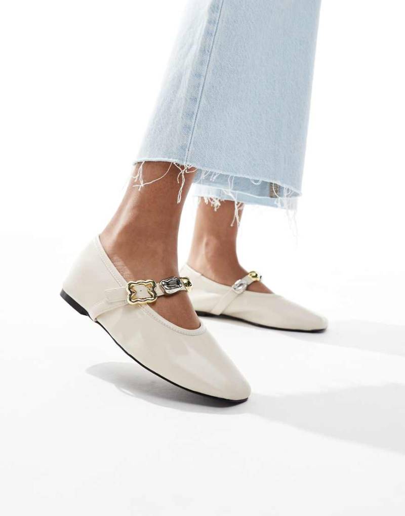 4th & Reckless - Kunstleder-Ballerinas in Cremeweiß mit verziertem Riemen von 4th & Reckless