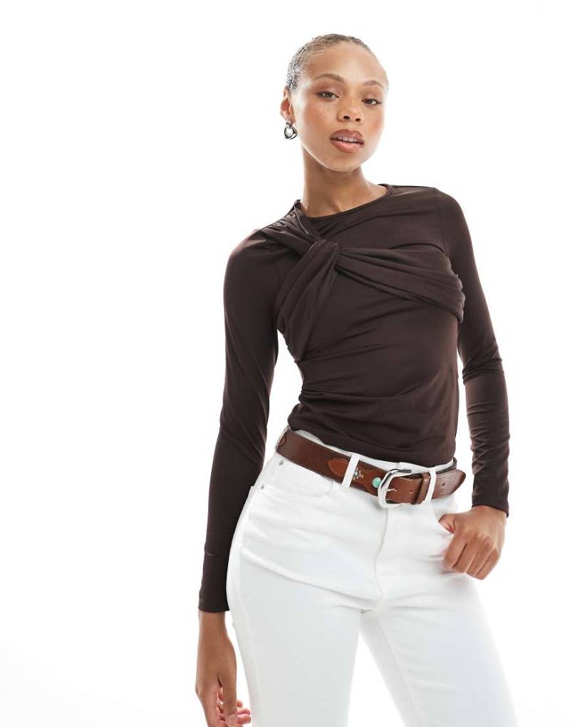 4th & Reckless - Langärmliges Oberteil in Schokobraun mit asymmetrischem Dekolleté von 4th & Reckless