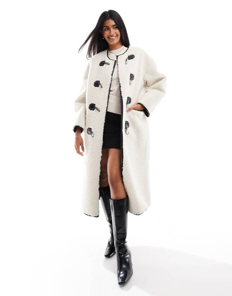 4th & Reckless - Mantel aus Lammfellimitat in Cremeweiß mit Knebelknopfverschluss von 4th & Reckless