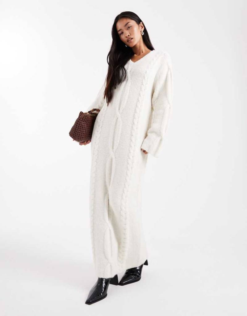 4th & Reckless - Maxi-Pulloverkleid aus Strick in Creme mit Zopfmuster, V-Ausschnitt und Woll-Look-Weiß von 4th & Reckless