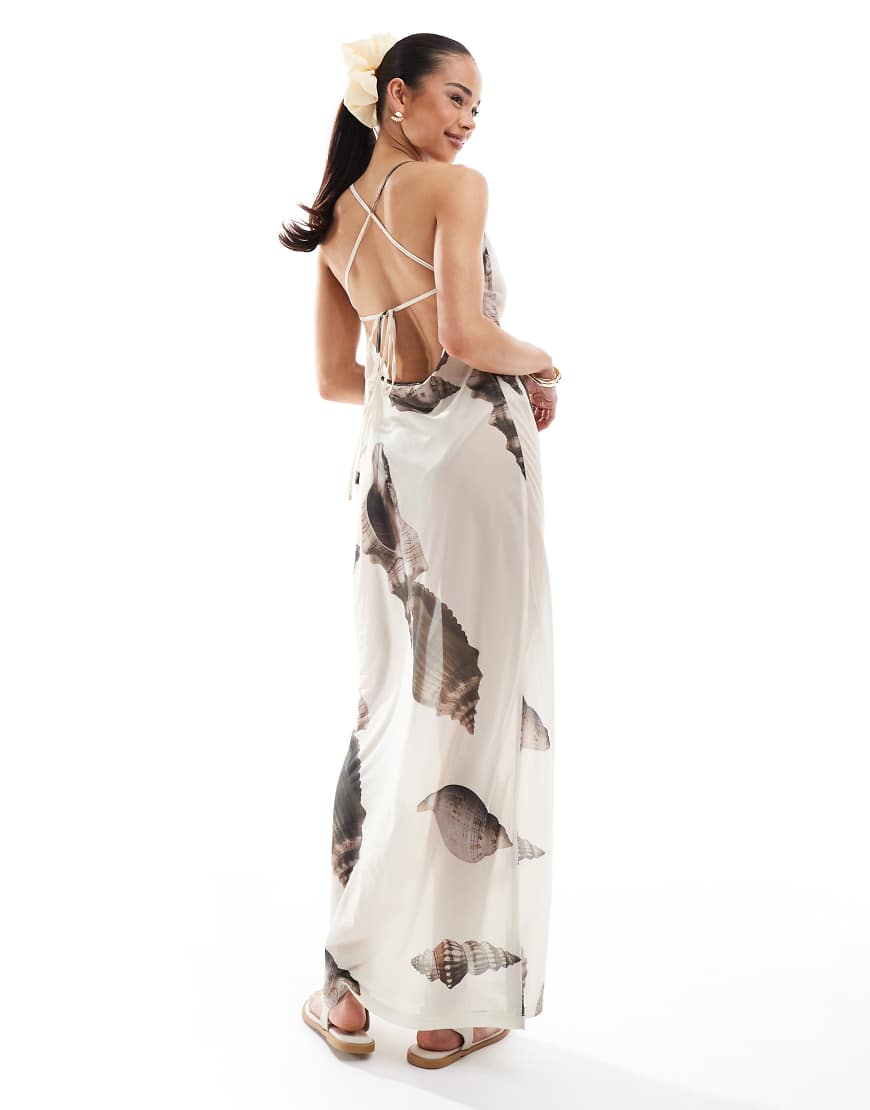 4th & Reckless - Maxi-Strandkleid aus Netzstoff in Cremeweiß mit Wasserfallausschnitt, gebundenem Rückenausschnitt und Muschelmuster-Bunt von 4th & Reckless
