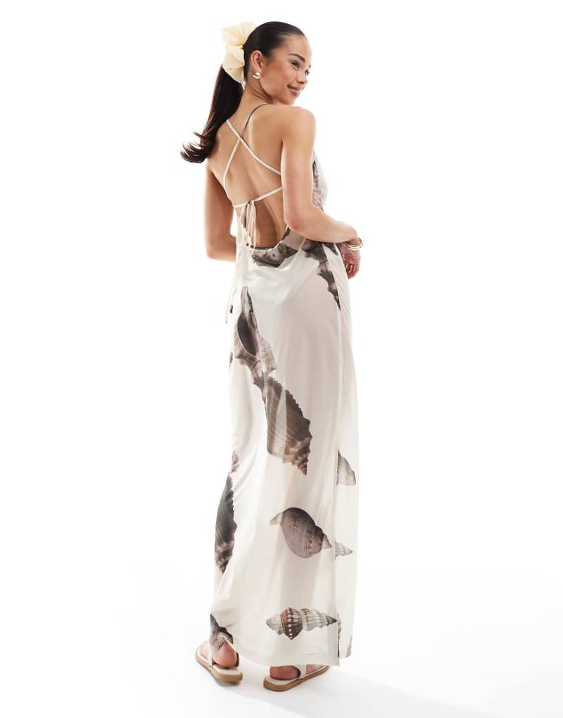 4th & Reckless - Maxi-Strandkleid aus Netzstoff in Cremeweiß mit Wasserfallausschnitt, gebundenem Rückenausschnitt und Muschelmuster-Bunt von 4th & Reckless