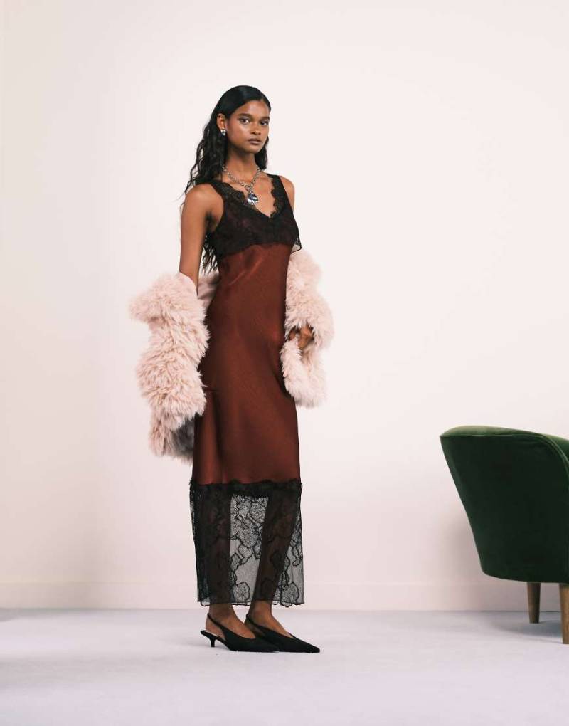 4th & Reckless - Maxikleid aus Satin in Burgunderrot mit Borte und Saum aus Spitze sowie V-Ausschnitt von 4th & Reckless