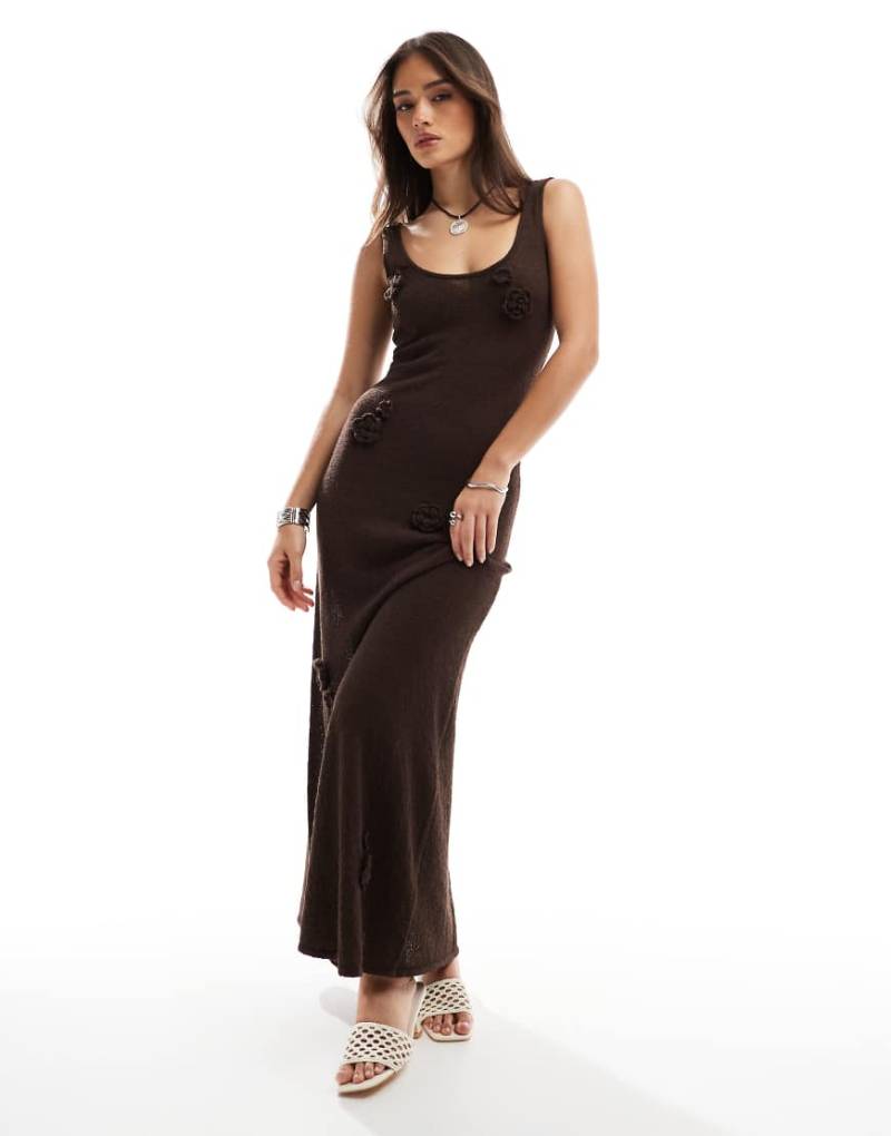 4th & Reckless - Maxikleid aus Strick in Braun mit gehäkeltem Blumendetail von 4th & Reckless