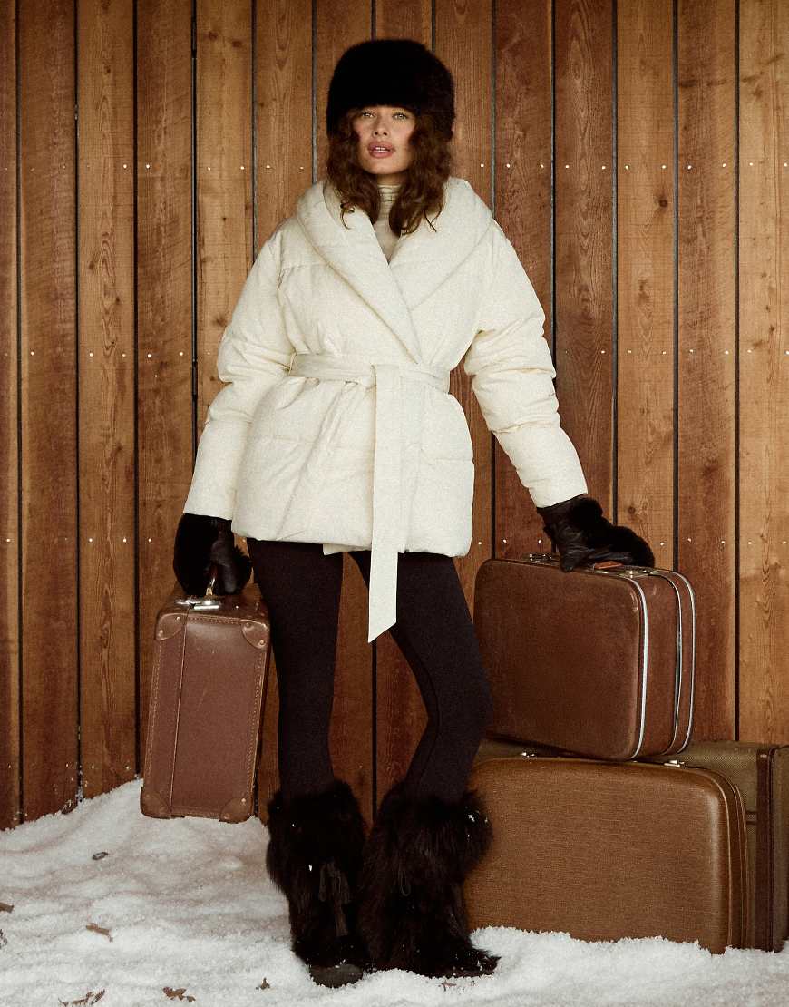 4th & Reckless - Pufferjacke in Ecru mit Wickeldesign, Gürtel und Kragen-Weiß von 4th & Reckless