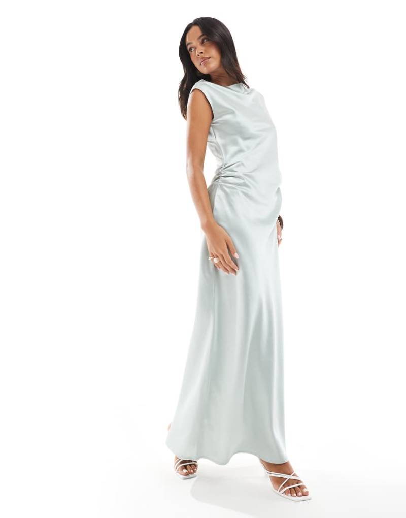 4th & Reckless - Satin-Maxikleid in Hellblau mit geraffter Taille und U-Boot-Ausschnitt-Grün von 4th & Reckless