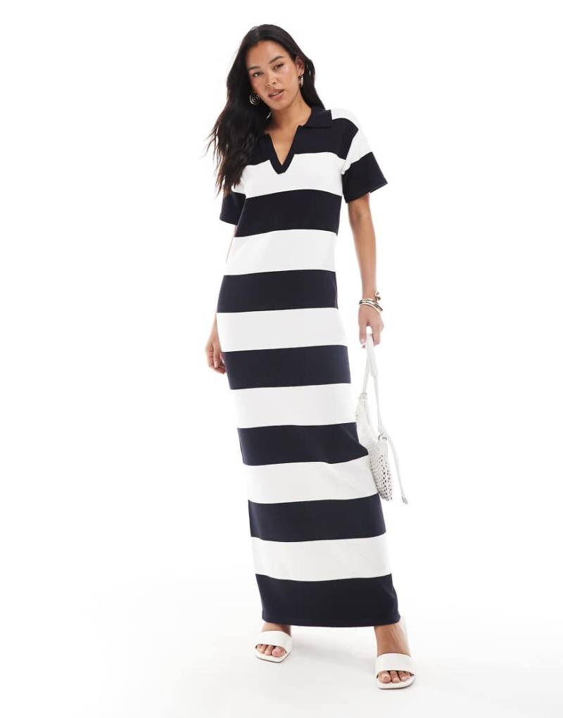 4th & Reckless - Strick-Maxikleid mit Streifen in Schwarz und Weiß und Rugby-Kragen von 4th & Reckless