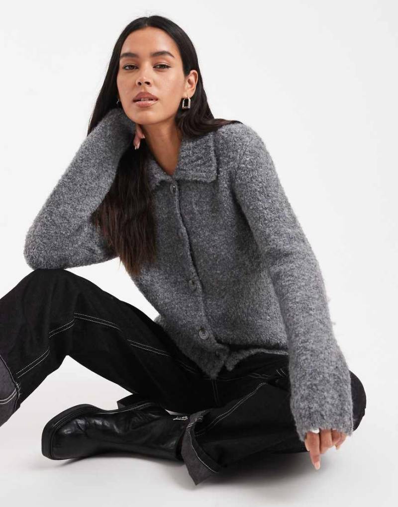 4th & Reckless - Strickjacke in Anthrazitgrau mit Wollanteil, geripptem Kragen und Knopfleiste von 4th & Reckless