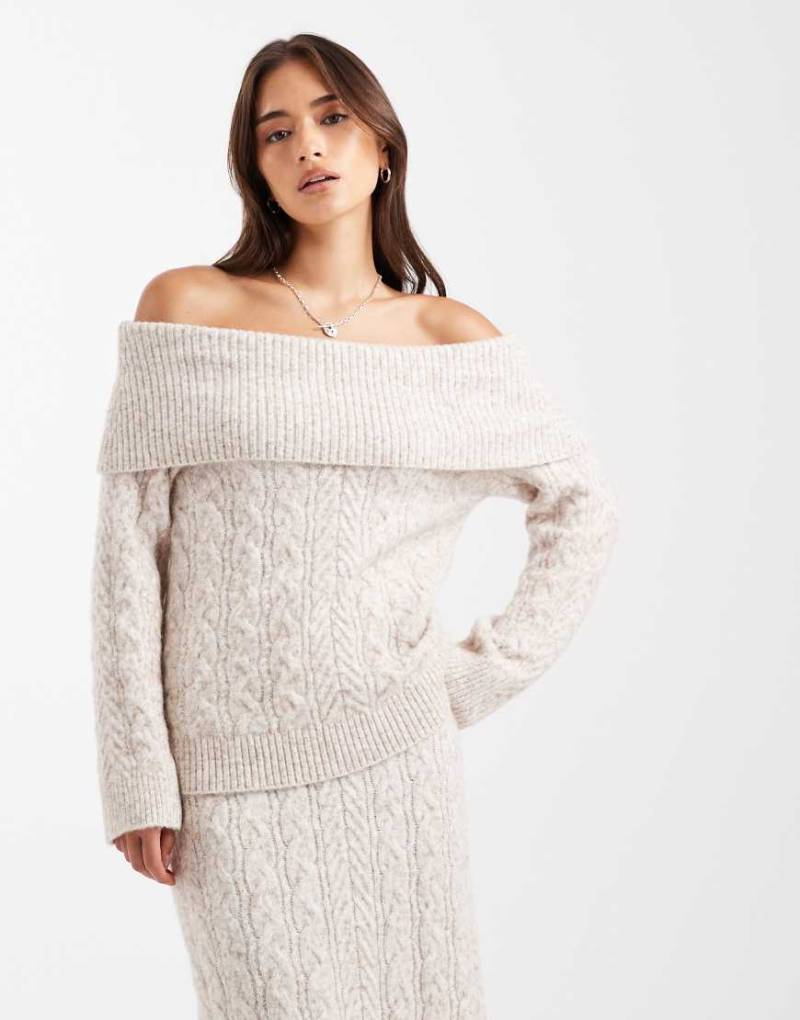 4th & Reckless - Strickpullover in Haferbeige mit Wollhaptik, breitem Carmen-Ausschnitt und Zopfmuster, Kombiteil-Neutral von 4th & Reckless
