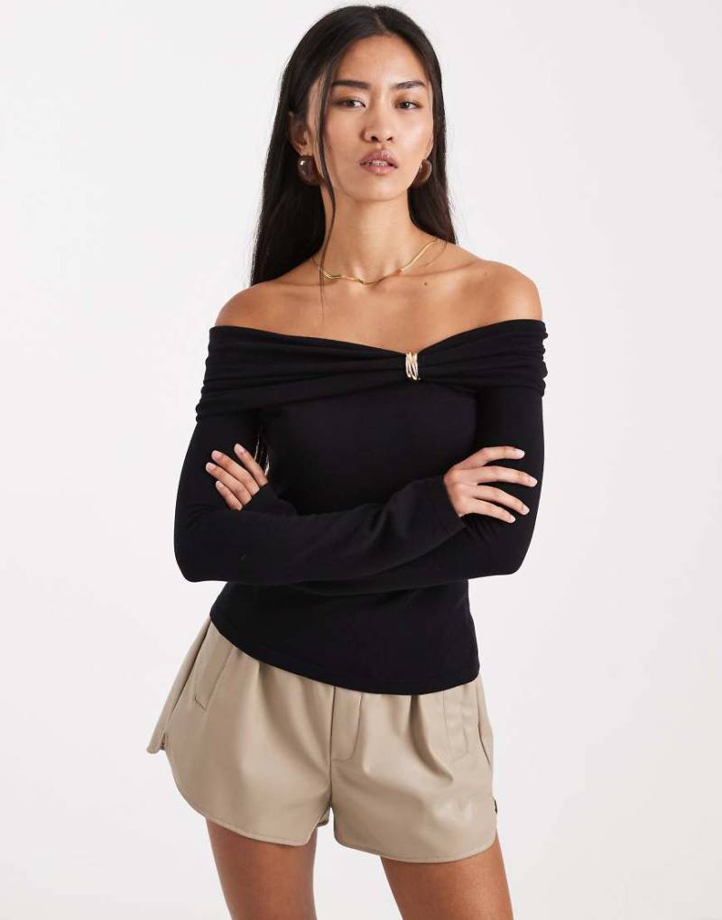 4th & Reckless - Strickpullover in Schwarz mit Carmen-Ausschnitt und goldfarbenem Metallbesatz von 4th & Reckless