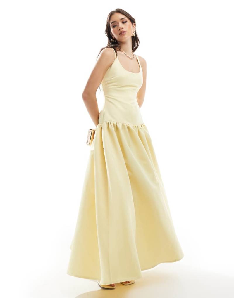 4th & Reckless - Strukturiertes Maxikleid aus Satin in Buttermilchgelb mit U-Ausschnitt und tiefer Taille von 4th & Reckless