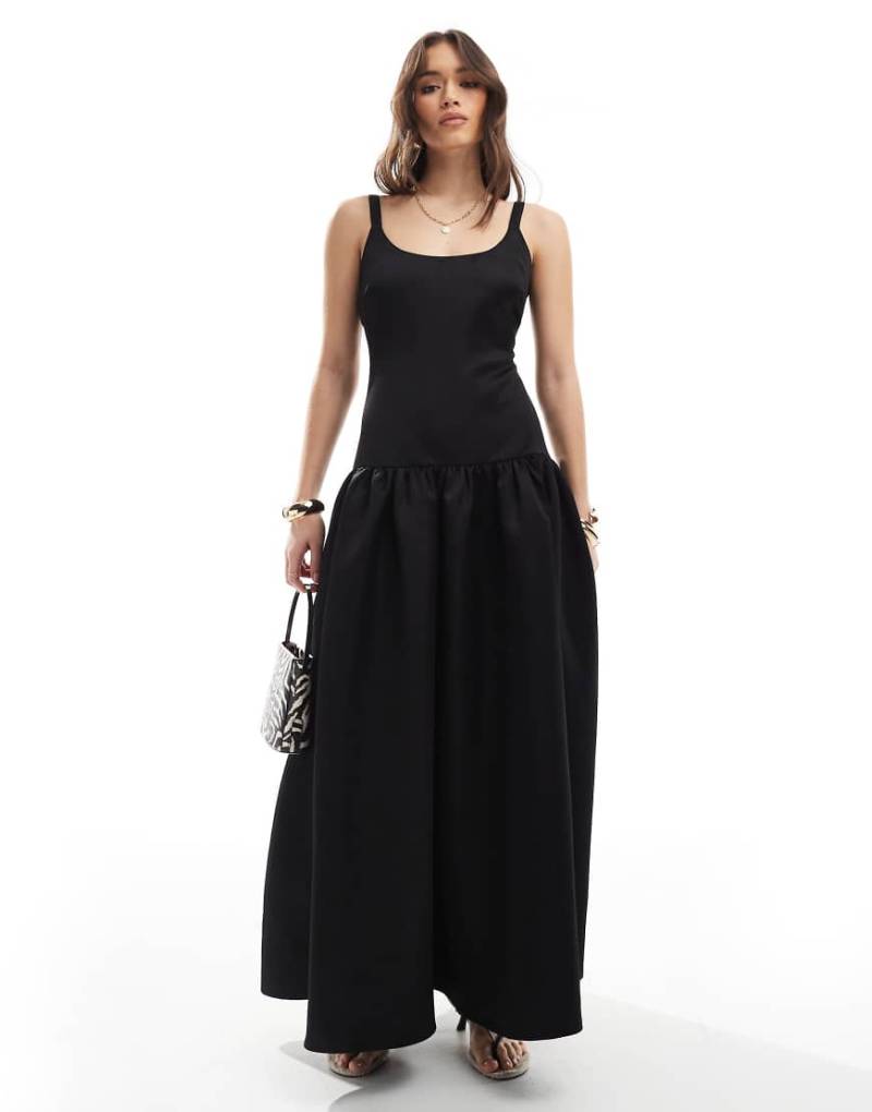4th & Reckless - Strukturiertes Maxikleid aus Satin in Schwarz mit U-Ausschnitt und tiefer Taille von 4th & Reckless
