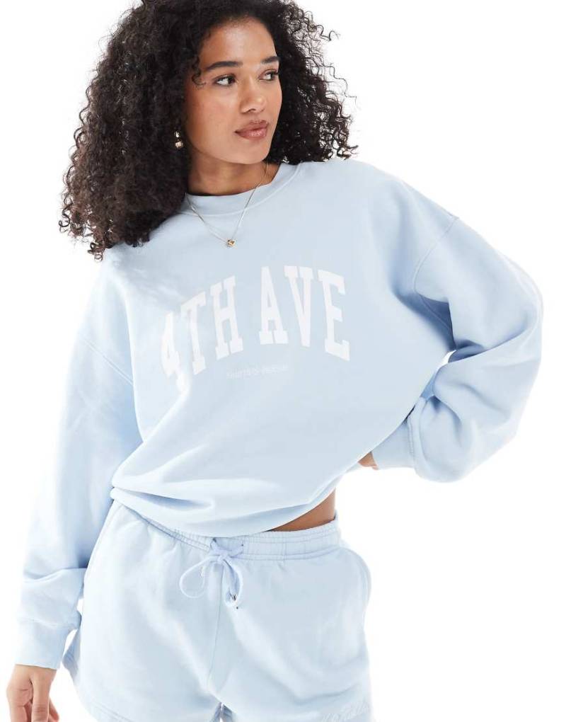 4th & Reckless - Sweatshirt aus Baumwolle in Babyblau mit Avenue-Logografik von 4th & Reckless