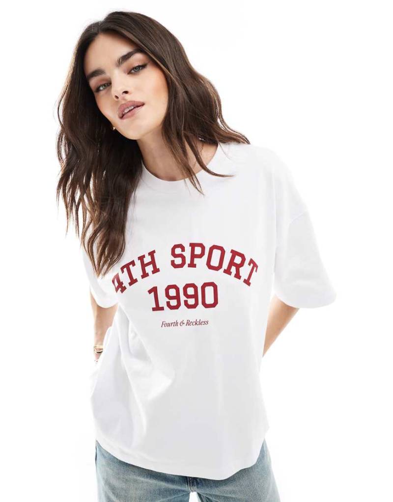 4th & Reckless - T-Shirt in Weiß mit abfallender Schulterpartie und Logoprint von 4th & Reckless