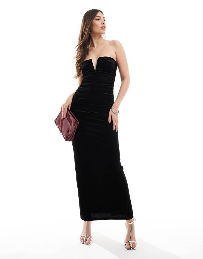 4th & Reckless - Trägerloses, gerafftes Samt-Maxikleid in Schwarz mit Einkerbung von 4th & Reckless