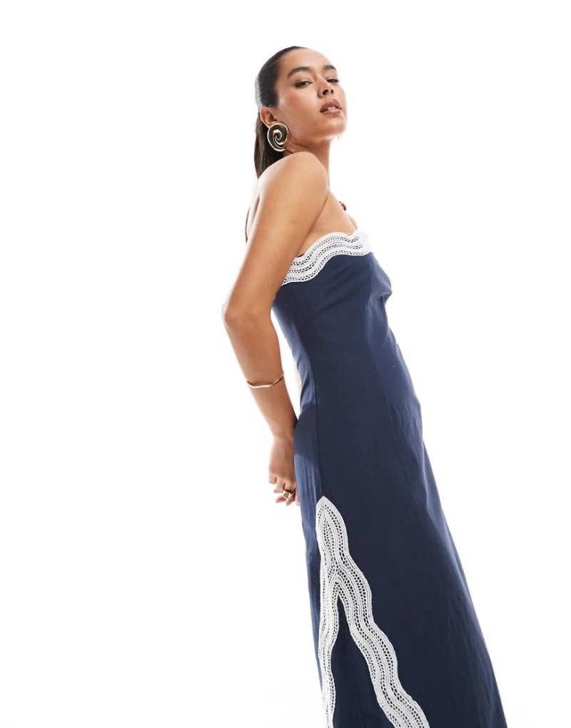 4th & Reckless - Trägerloses Maxikleid in blauer Leinenoptik mit farblich abgesetztem Muschelsaum von 4th & Reckless
