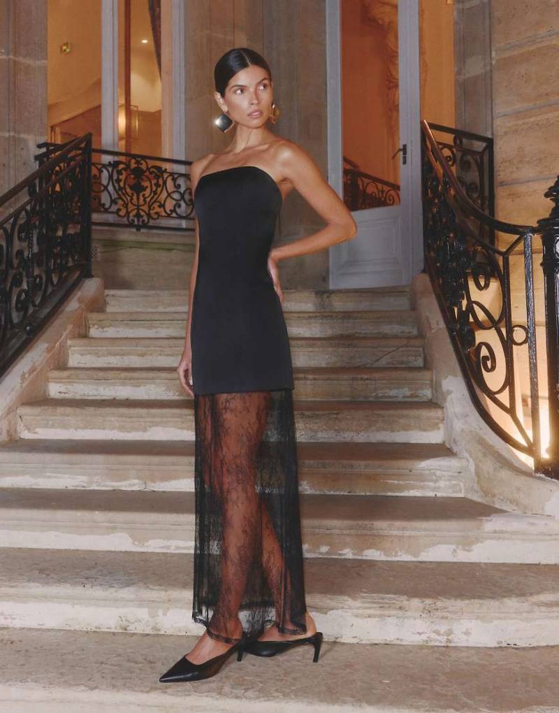 4th & Reckless - Trägerloses Satin-Maxikleid in strukturiertem Schwarz mit Rückenausschnitt und transparentem Spitzensaum von 4th & Reckless