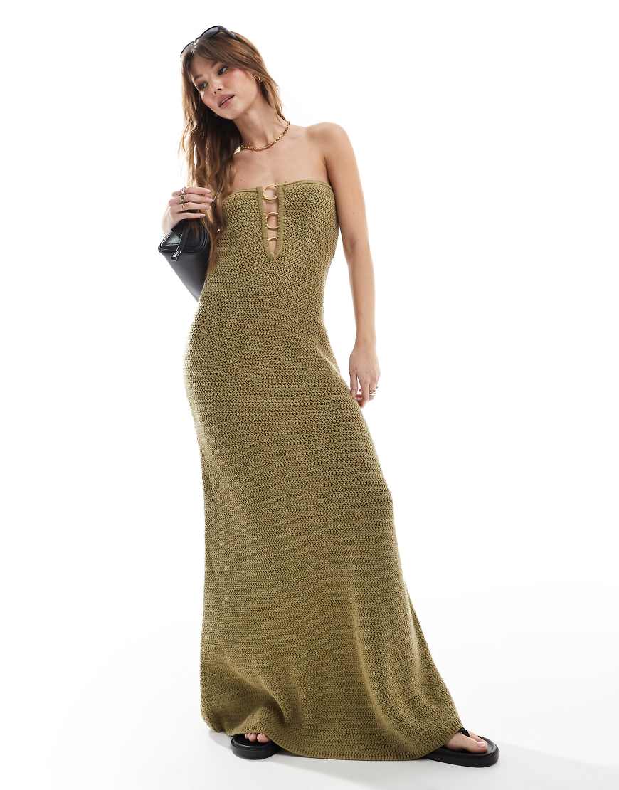 4th & Reckless - Trägerloses Strand-Maxikleid aus Häkelstrick in Olivgrün mit goldfarbener Ringverzierung und Cut-out-Design von 4th & Reckless